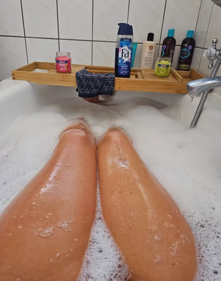 Elena, 32