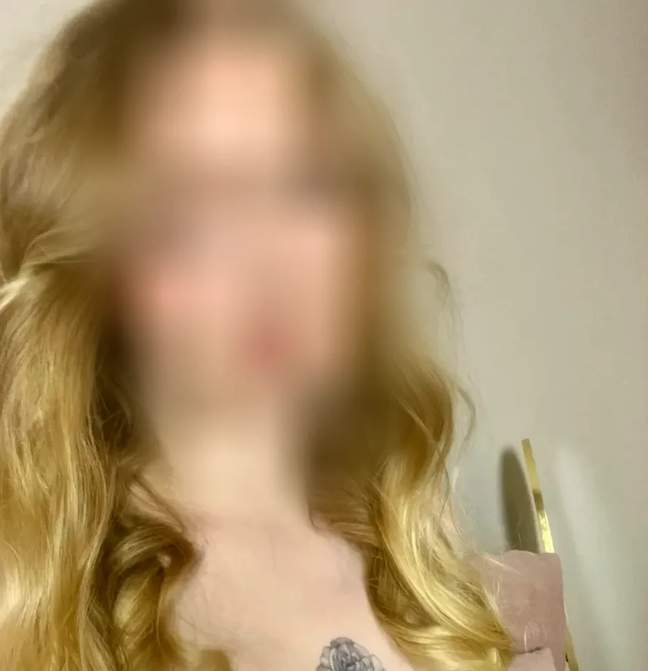 Elisabeth, 23