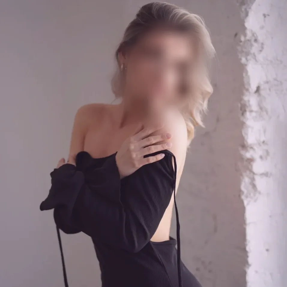 Mia, 25